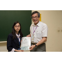江理事长浑钦颁发奖状及图书礼券予学生论文组最佳发表者