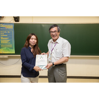 江理事长浑钦颁发奖状及图书礼券予学生论文组最佳发表者