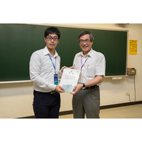 江理事长浑钦颁发奖状及图书礼券予学生论文组最佳发表者