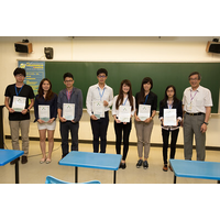 理事长与学生组论文最佳发表者大合照